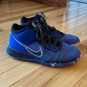 SOLD LOCALLY VGUC Nike Youth Kyrie Flytrap Basketball Shoes